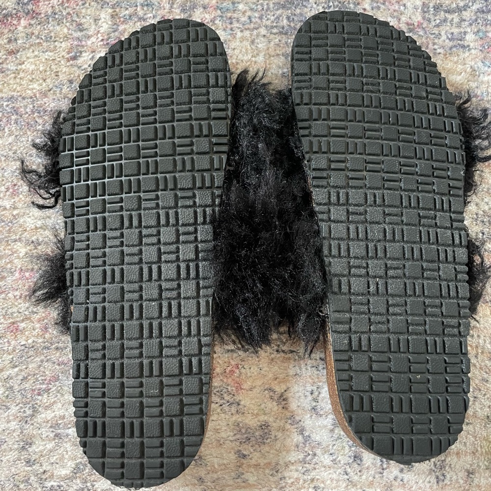 Universal Thread Fuzzy Black Slides - Picture 6 of 6